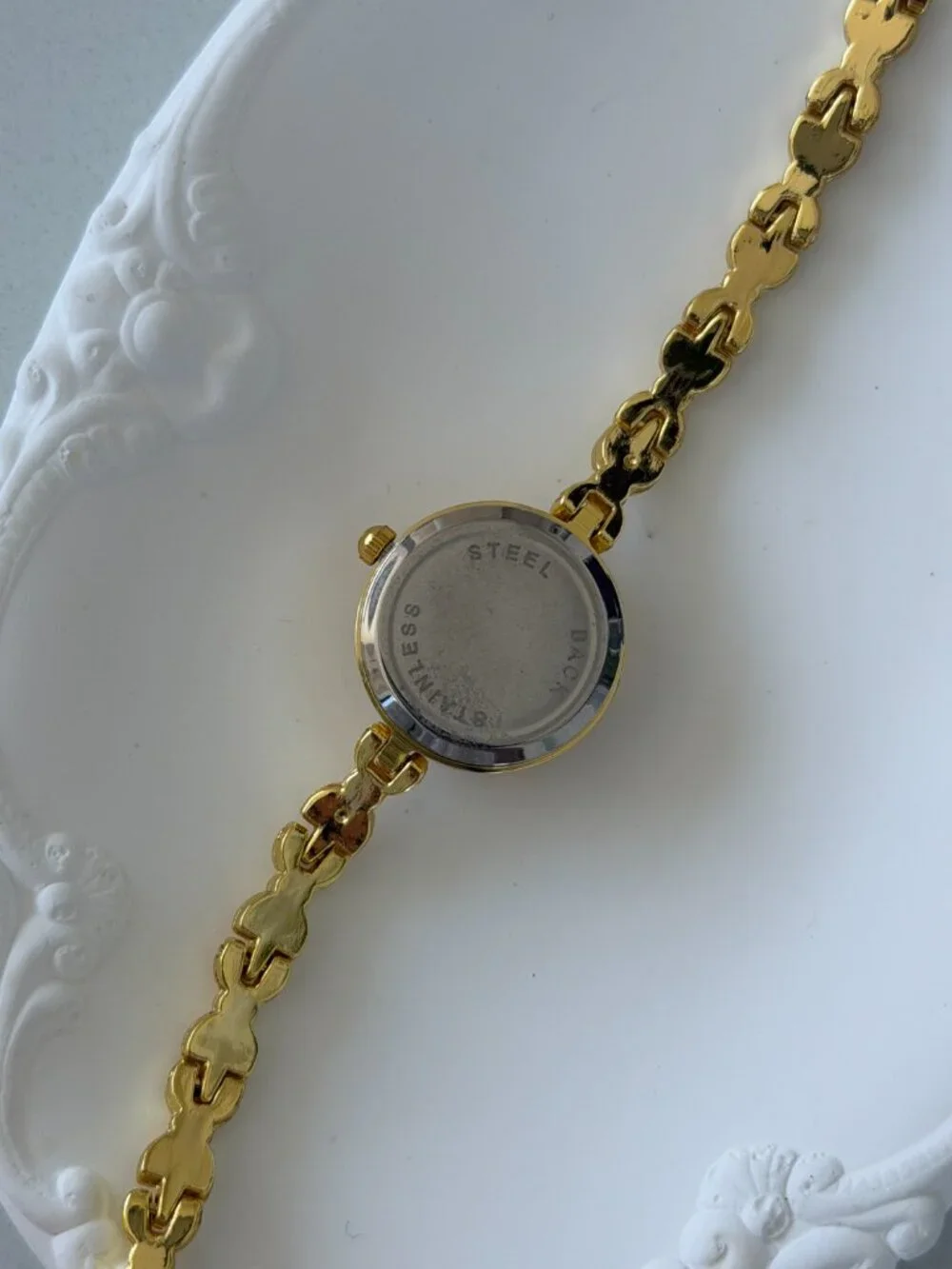 SKU0594Retro Gold Women Minimalist Round Watch Bracelet Stainless steel+gift bag